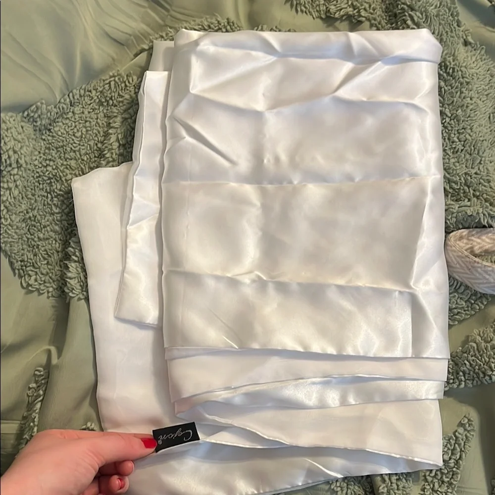 Elegant White Wedding Dress - Picture 8 of 11